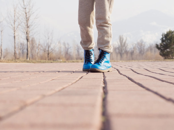 在公园散步的孩子的靴子图片下载