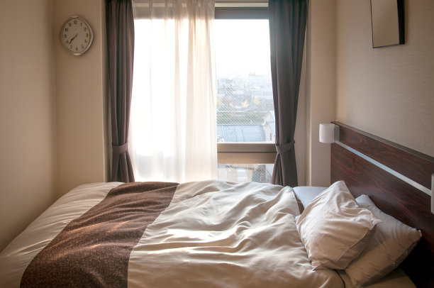 床上的床垫和枕头早上会把卧室弄得一团糟图片下载