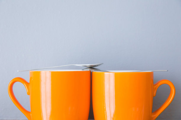 两个橙色的杯子图片下载