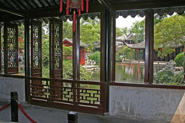 从亭子里面看到的中国园林，苏州，中国图片下载