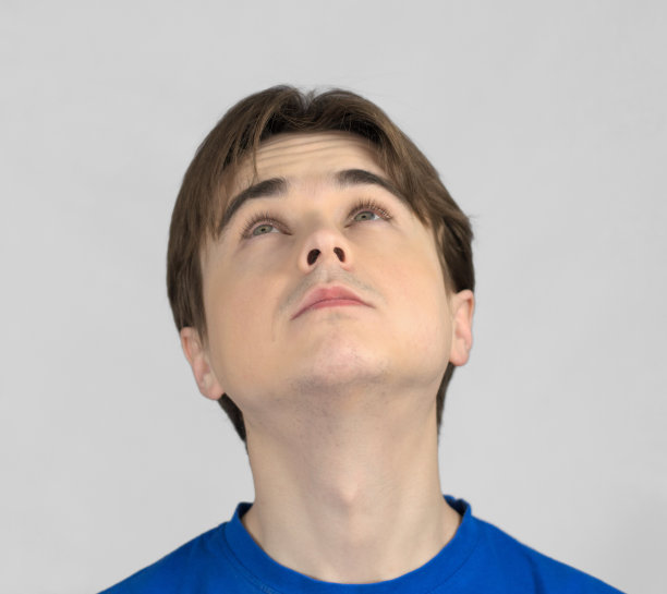 男人抬起头图片下载