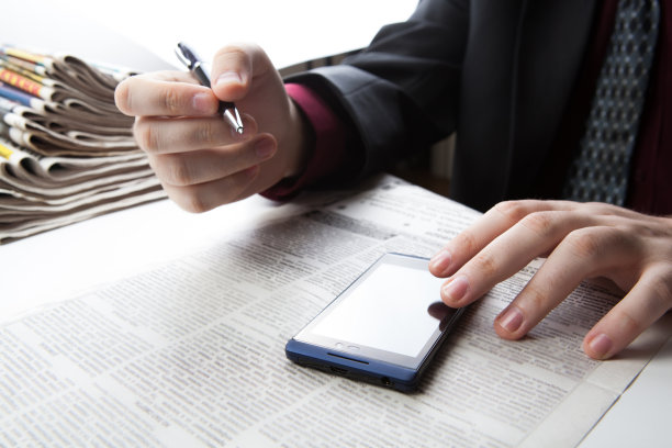 在办公室用智能手机工作的男人图片下载