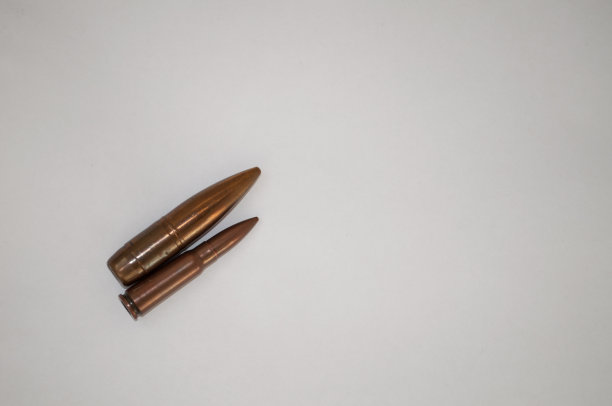 白色背景上有两颗子弹图片下载