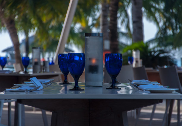 晚餐和午餐餐桌在户外设置图片下载