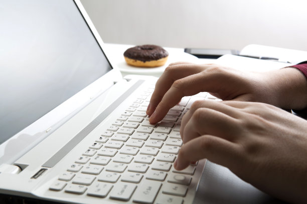 人的手放在笔记本键盘上图片下载