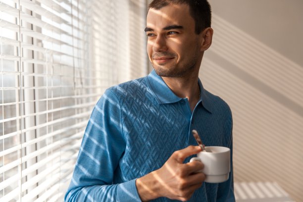 喝咖啡的年轻人图片下载