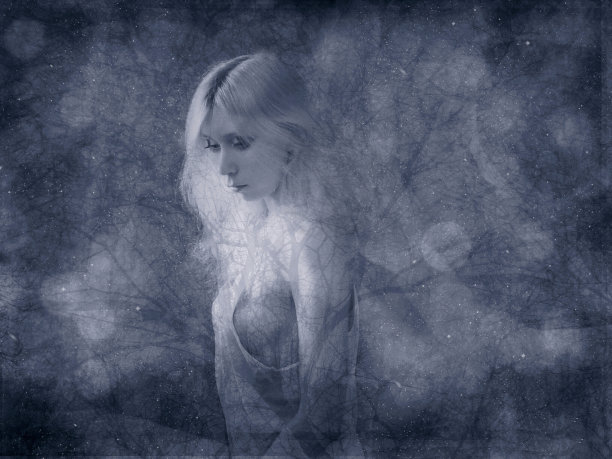 蓝色背景的女孩图片下载