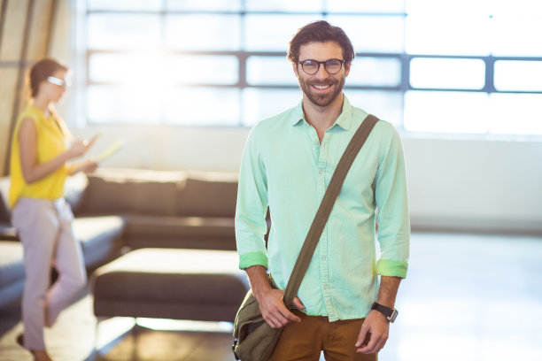 男性商务主管站着的肖像图片下载