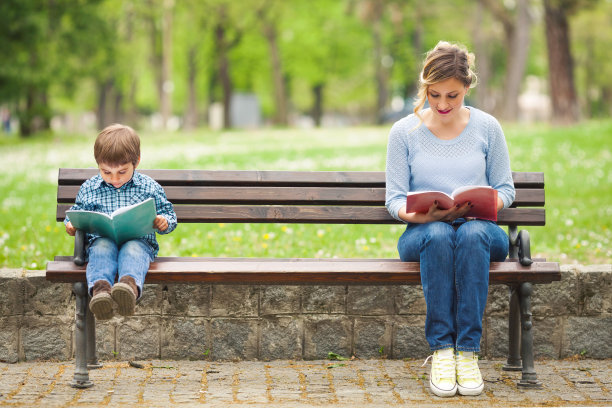 公园里的读者图片下载