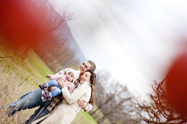 家人一起在秋天的大自然中放松图片下载