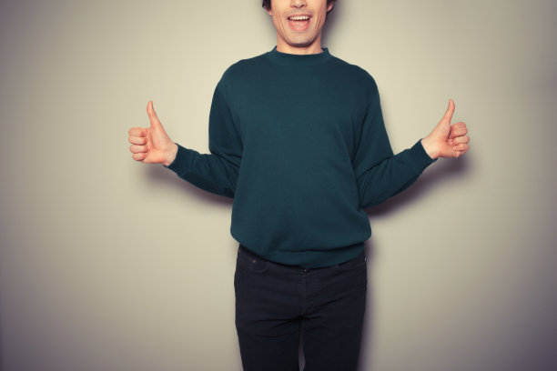 年轻人竖起两个大拇指图片下载