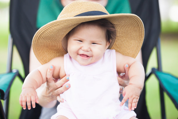 父母抱着笑着的小婴儿图片下载