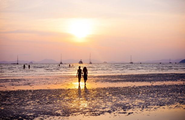 在海滩边散步的夫妇剪影图片下载