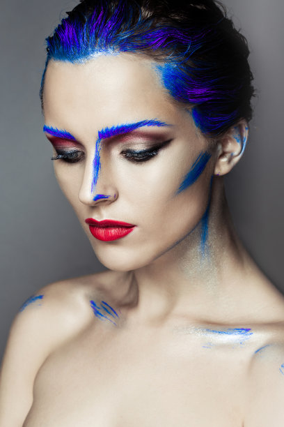 创造性的艺术化妆的一个年轻女孩与蓝色的眼睛图片下载