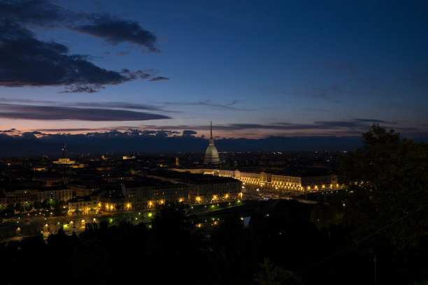 鼹鼠安东纳莉娜在黄昏水平图片下载