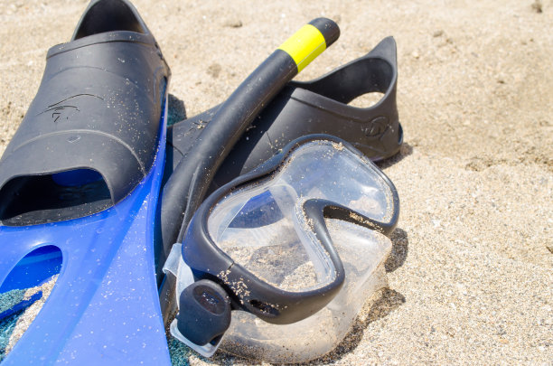 浮潜设置在海滩上图片下载
