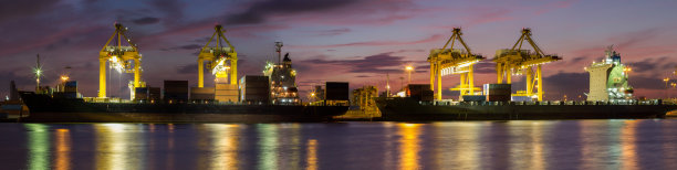 装有工作起重机装车桥的集装箱货船图片下载