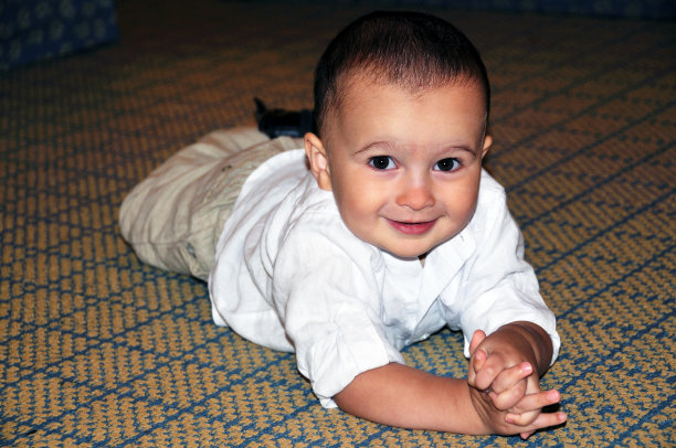 婴儿躺在地板上图片下载
