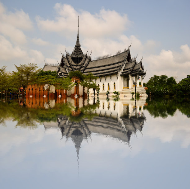 泰国的寺庙，倒映在水中图片下载