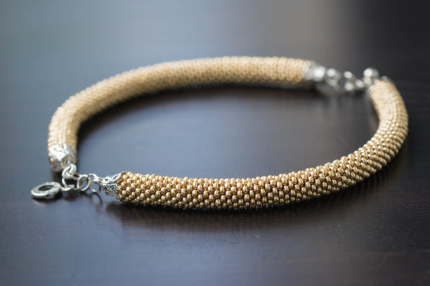 木制背景上的金色手镯图片下载