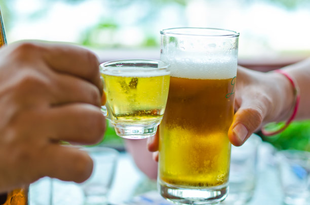 欢呼的啤酒图片下载