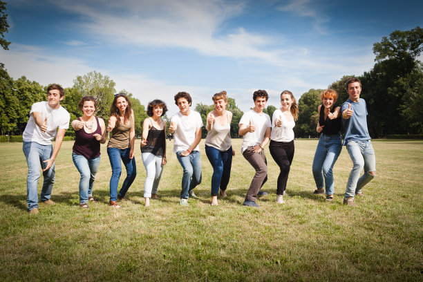 10个朋友在公园里竖起大拇指图片下载