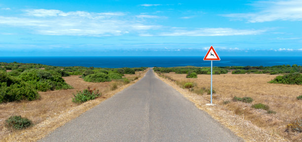 通往无限的道路，但要小心鹿!图片下载