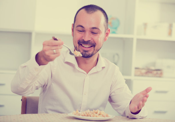 年轻人积极吃粥图片下载