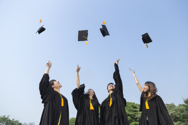 年轻人毕业素材图片