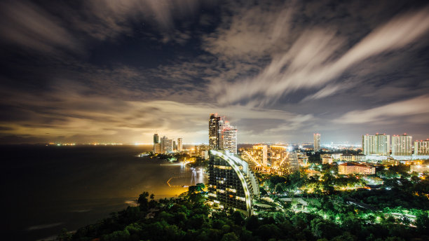 黄昏时分的芭堤雅市容图片下载