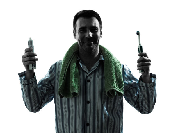 男人睡衣刷牙的剪影图片下载