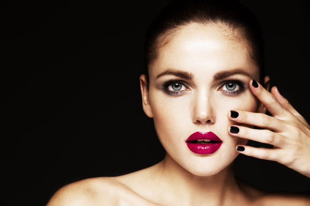 美丽的肖像与明亮的化妆模特图片下载