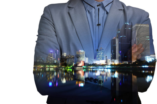 少年抱臂照亮夜城，双重曝光图片下载