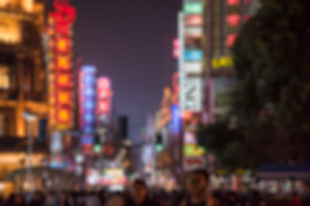 街道上的人群反对照明的现代建筑图片下载