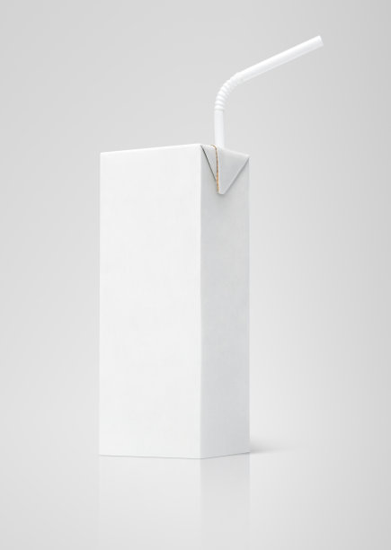 牛奶或果汁用吸管包装的白色纸盒图片下载