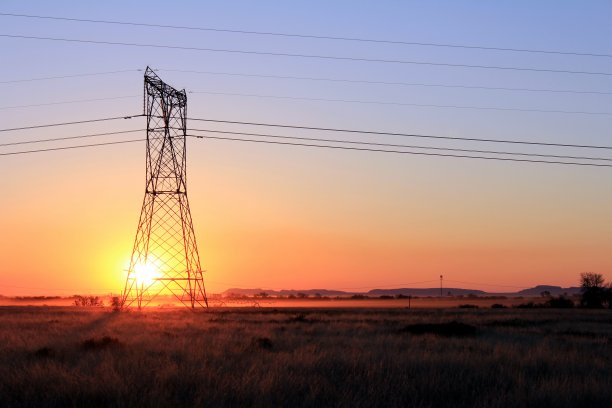 日落时分的单座电塔剪影图片下载