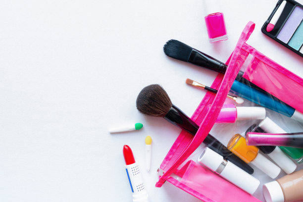 化妆包与化妆品和配件在一个白色的背景图片下载