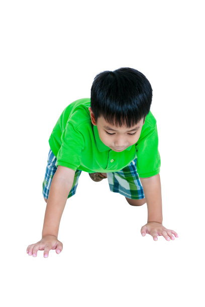 快乐的孩子在膝盖上爬行。孤立在白色背景上。图片下载