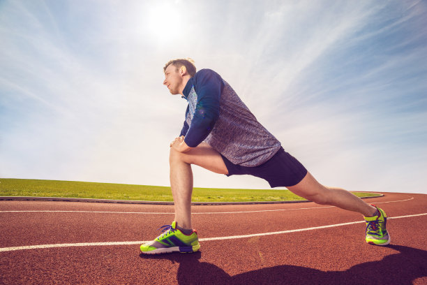 在赛马场上做热身运动图片下载