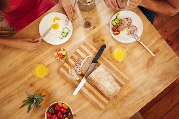 早餐在桌子上和夫妇一起吃饭图片下载