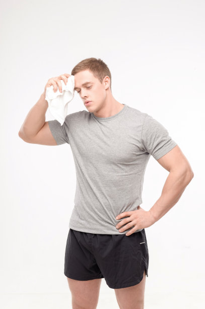 男人锻炼后用毛巾图片下载