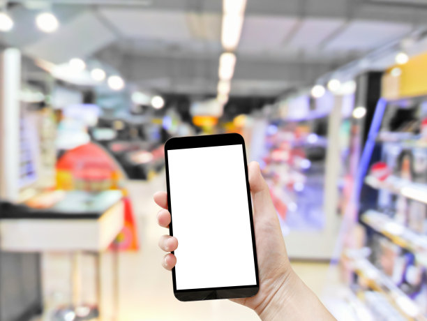 手持空白手机在超市背景图片下载