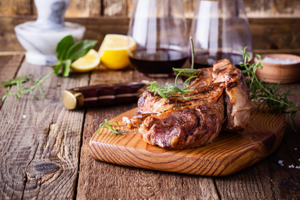 烤骨肋眼牛排上的乡村砧板素材图片