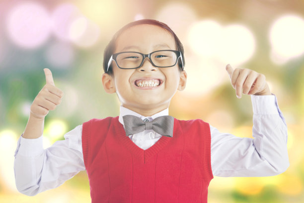 有散景背景的男生图片下载