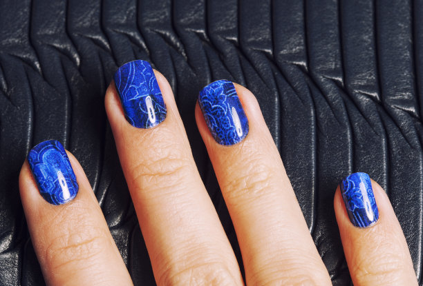 漂亮的手指，深蓝色的指甲和钱包，奢侈品素材图片