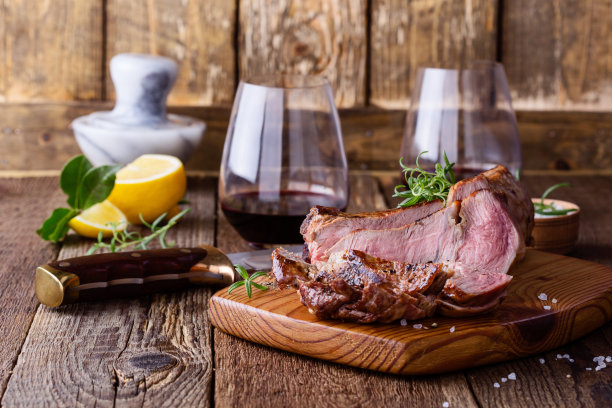 在砧板上烤骨肋眼牛排图片下载