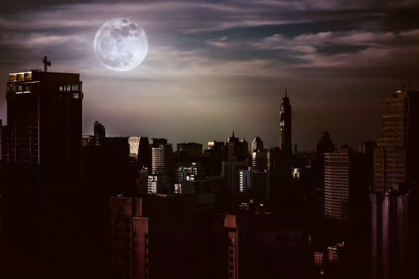 随着夜晚的月光，摩天大楼的轮廓变得不同。图片下载