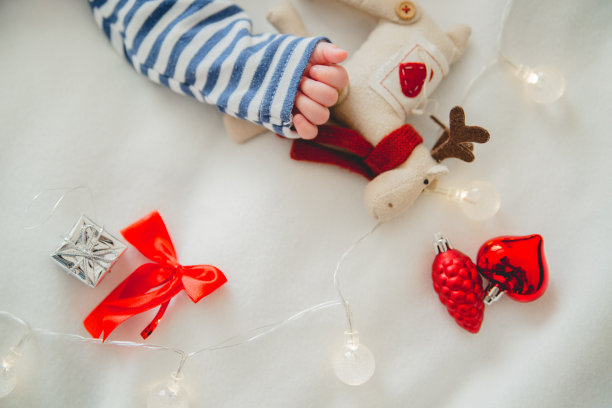 婴儿说谎的特写照片。圣诞节的概念图片下载