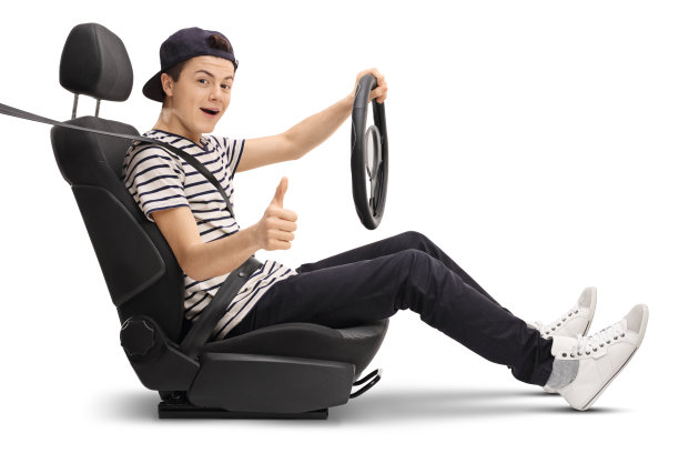 十几岁的男孩坐在汽车座椅上，竖起大拇指图片下载