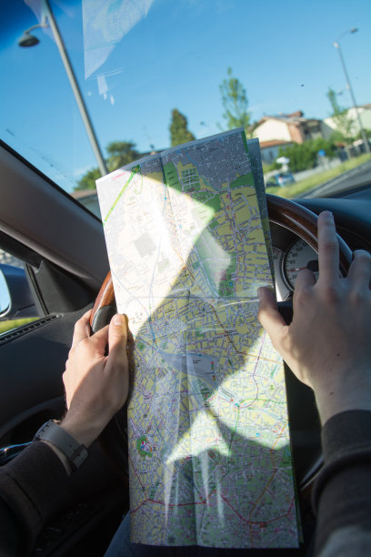 在米兰用地图迷路(开车时)图片下载